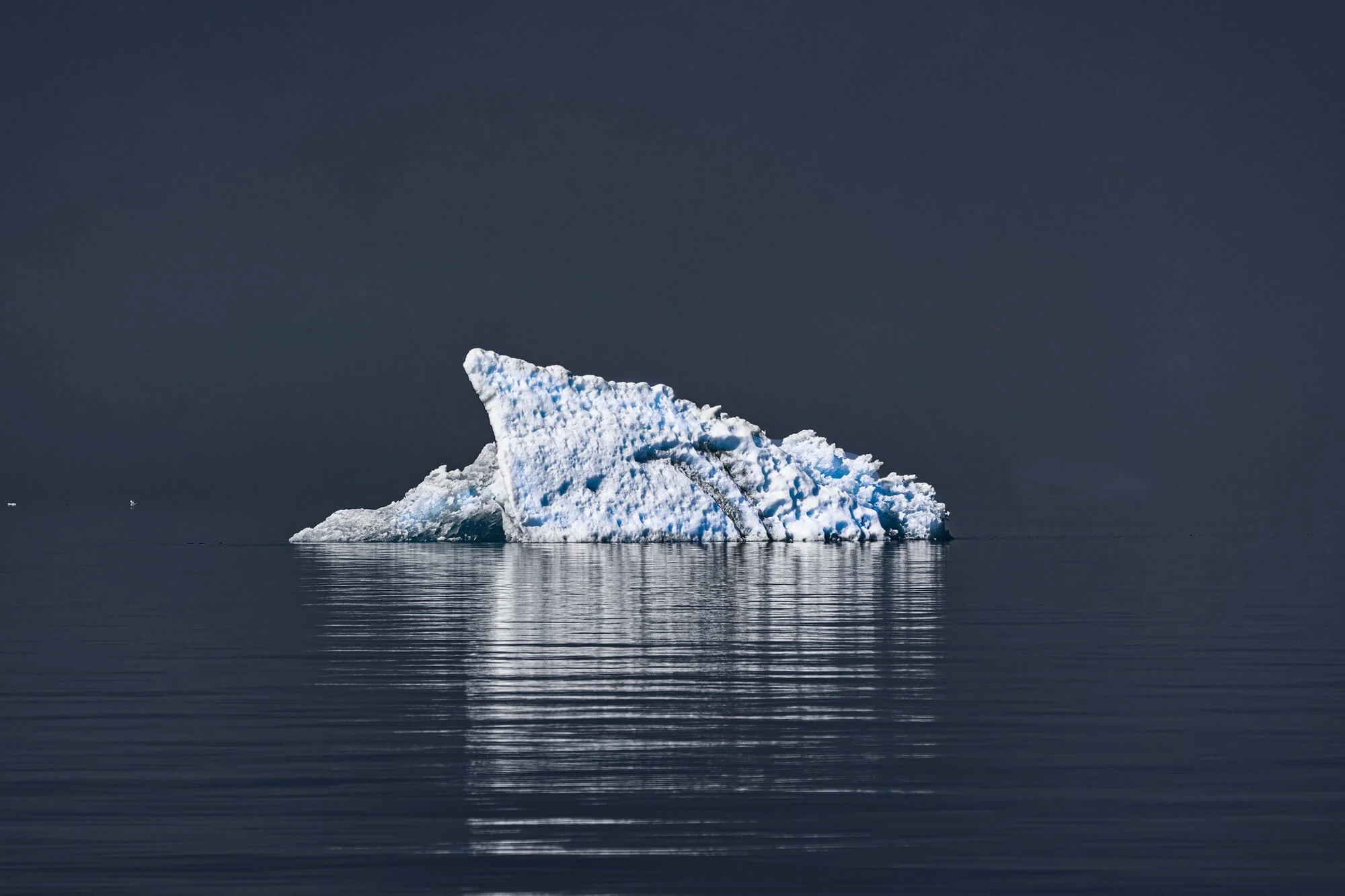 Eisberg im dunklen Wasser als Symbol für Persönlichkeitsstörungen und verborgene Persönlichkeitsmerkmale